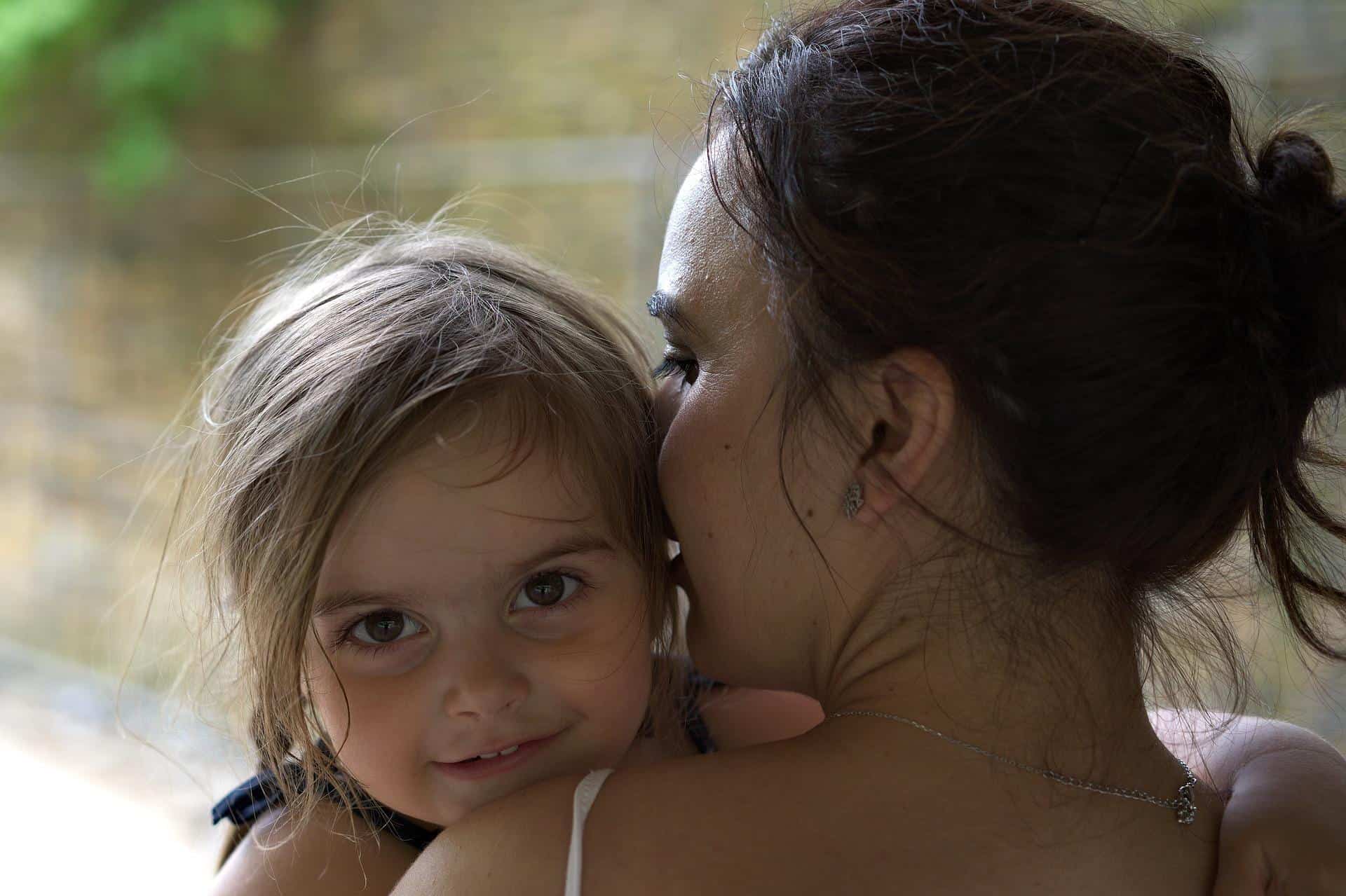 bambina protezione